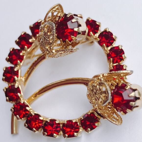 Mid Century Gold Tone Red Glass Floral Brooch Japan Import Vintage Wreath Pin - Picture 4 of 7